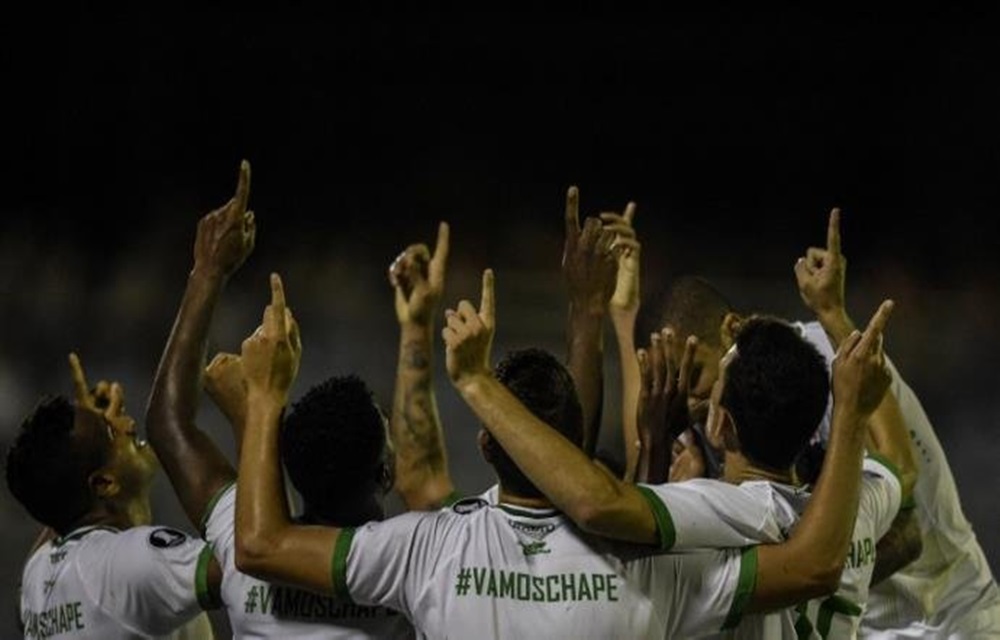 Ir para  <p>N&atilde;o tinha forma mais justa da Chapecoense come&ccedil;ar sua caminhada na Copa Libertadores e homenagear o time que encantou o Brasil em 2016. Na noite desta quarta-feira, o time catarinense foi at&eacute; Maracaibo e...